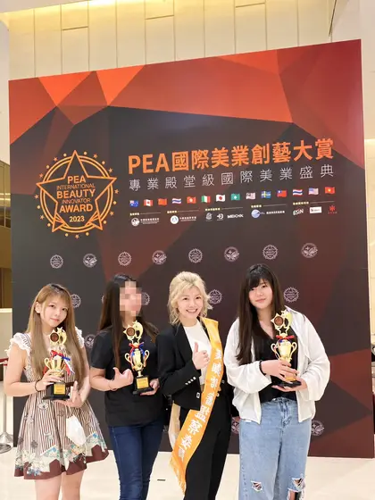 HOWMAY 好美團隊在 2023 PEA 國際美業創藝大賞會場手持獎盃合照