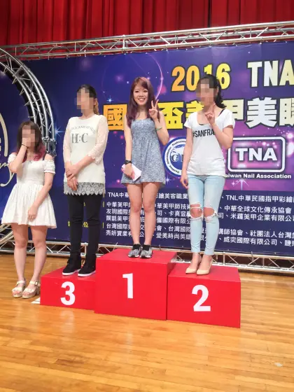 HOWMAY 好美主理人在 2016 TNA 國際盃美甲美睫競賽站上冠軍頒獎台