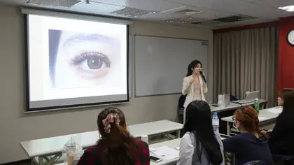 美睫課程講解眼型與款式，學員在教室裡上課