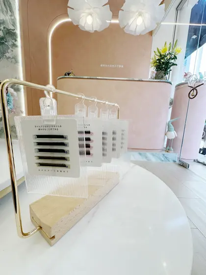 櫃檯與睫毛材料展示區